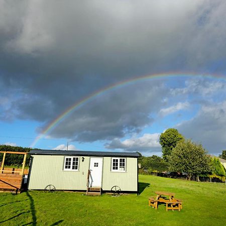 Cwtch Glamping Shepherds Huts Abergavenny ภายนอก รูปภาพ