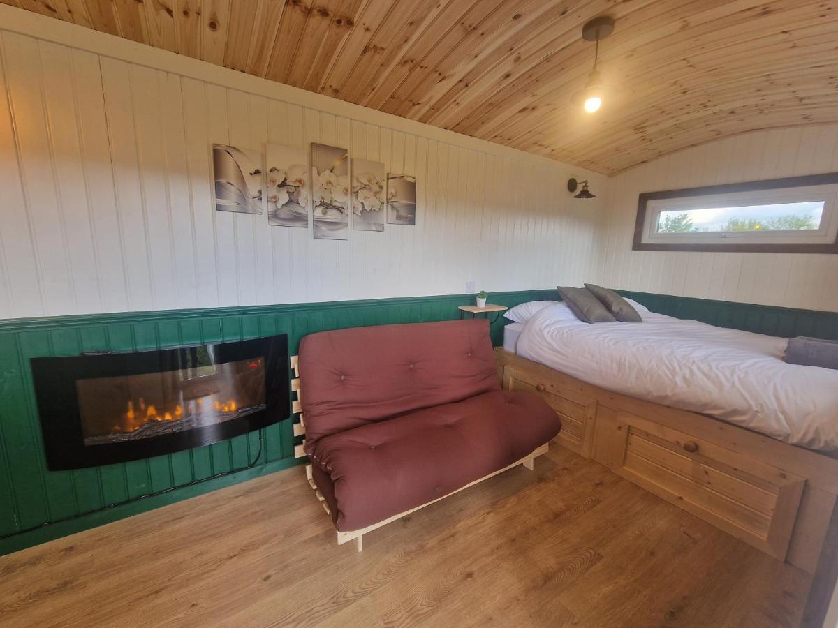 Cwtch Glamping Shepherds Huts Abergavenny ภายนอก รูปภาพ