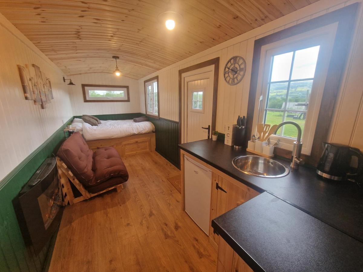 Cwtch Glamping Shepherds Huts Abergavenny ภายนอก รูปภาพ