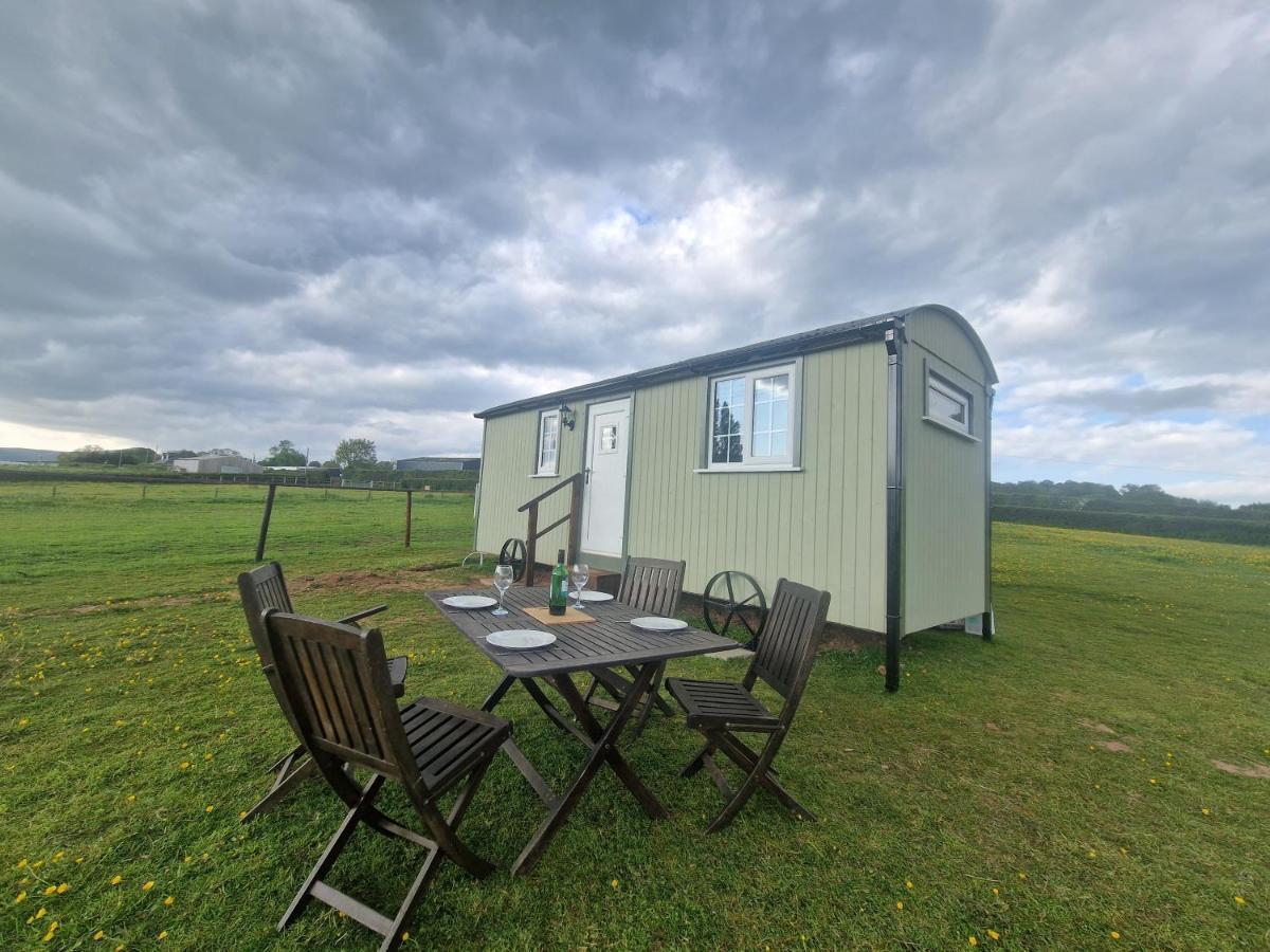 Cwtch Glamping Shepherds Huts Abergavenny ภายนอก รูปภาพ