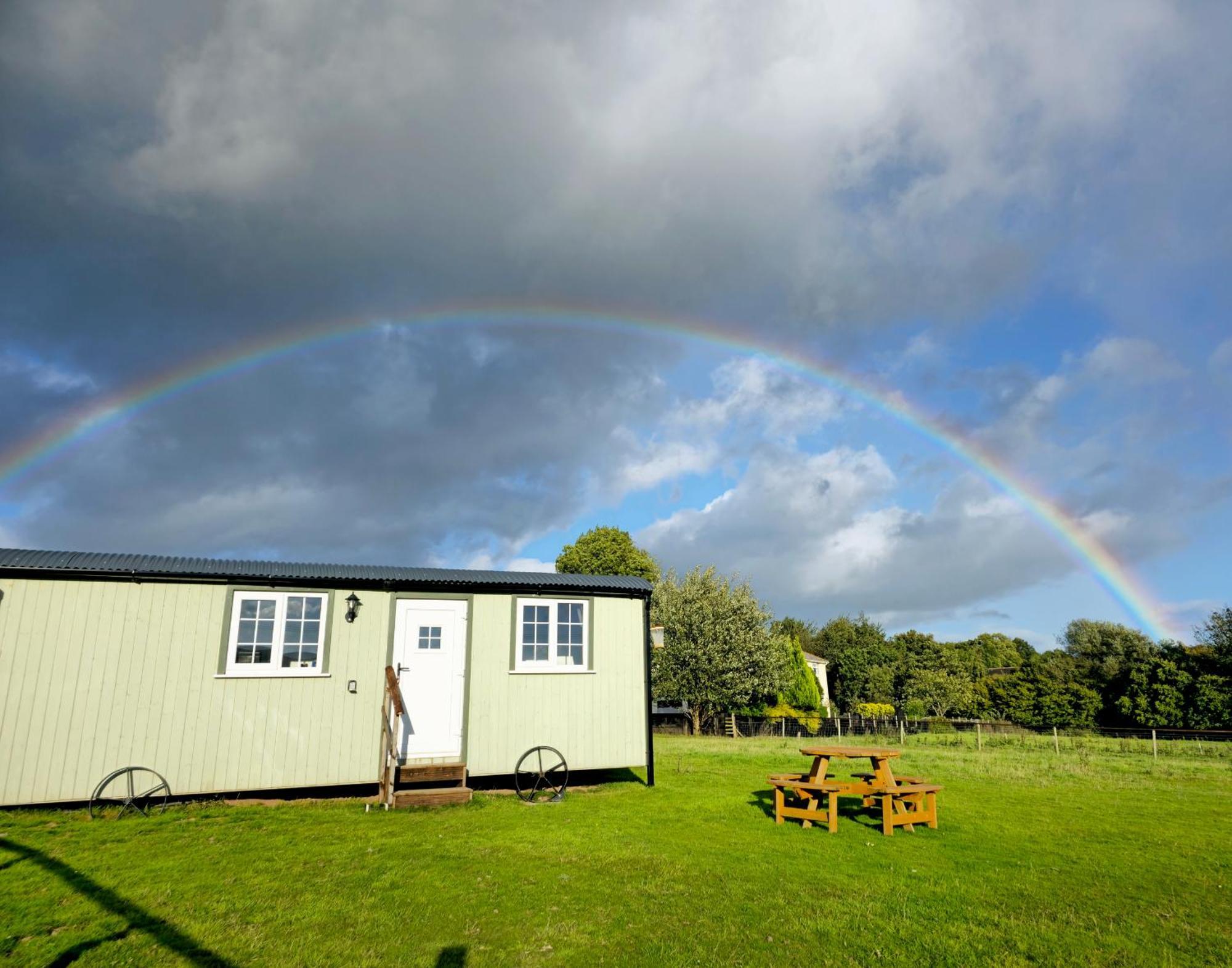 Cwtch Glamping Shepherds Huts Abergavenny ภายนอก รูปภาพ