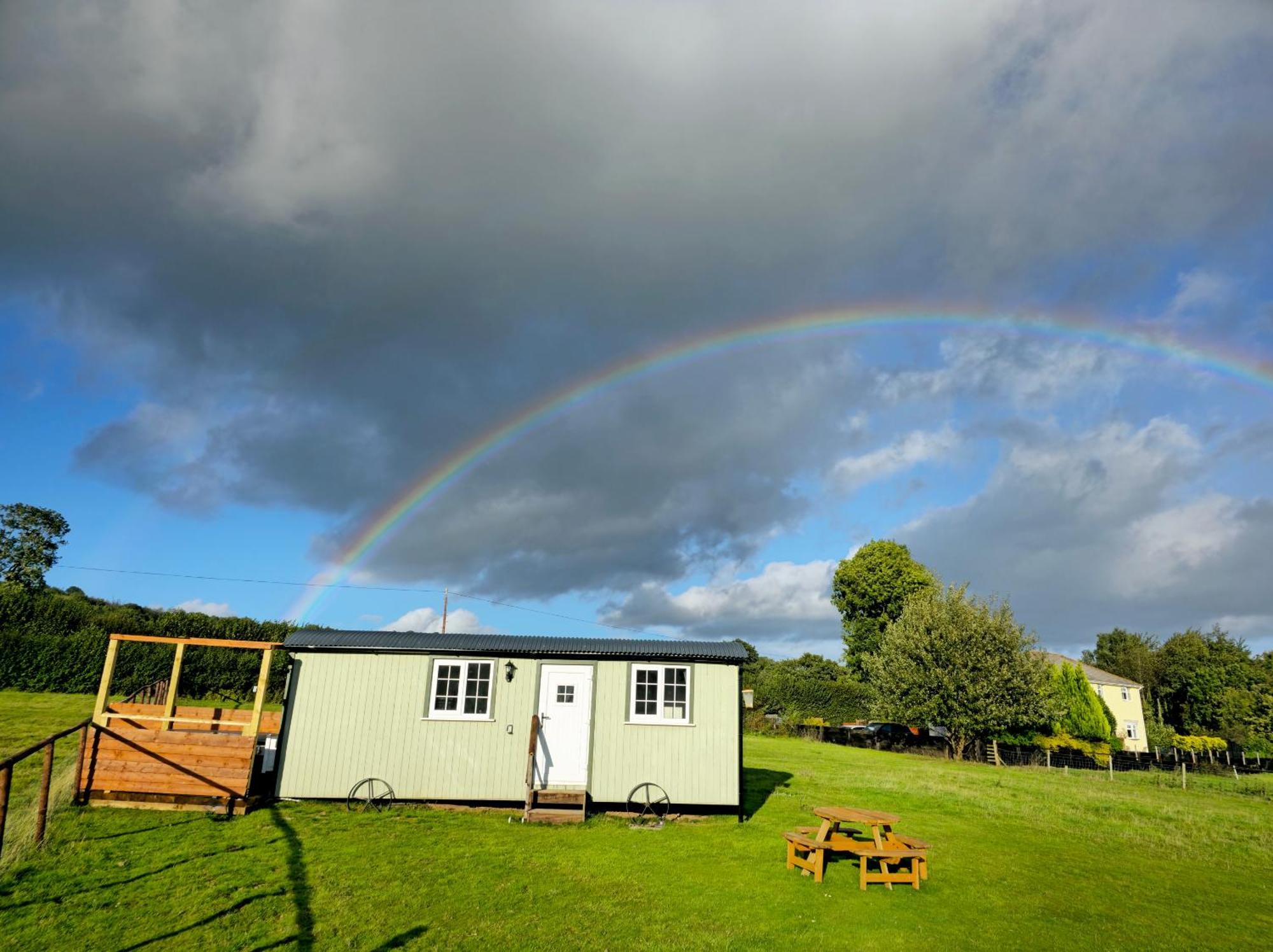 Cwtch Glamping Shepherds Huts Abergavenny ภายนอก รูปภาพ
